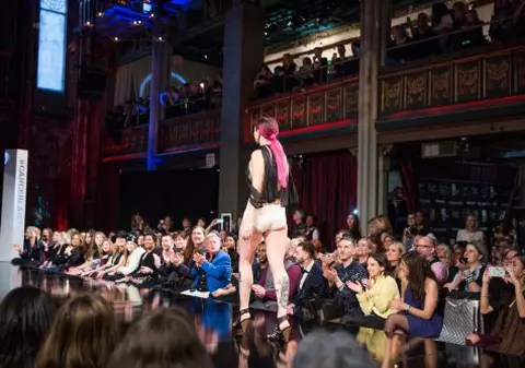 FOTO | Povestea unei supraviețuitoare a cancerului de sân. S-a relansat în cariera de model, deși a făcut o dublă mastectomie