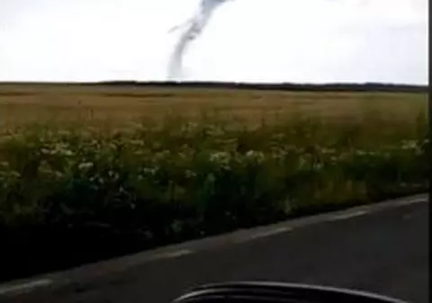 Tornadă în Teleorman. Imaginile cu fenomenul extrem, „virale” pe Facebook