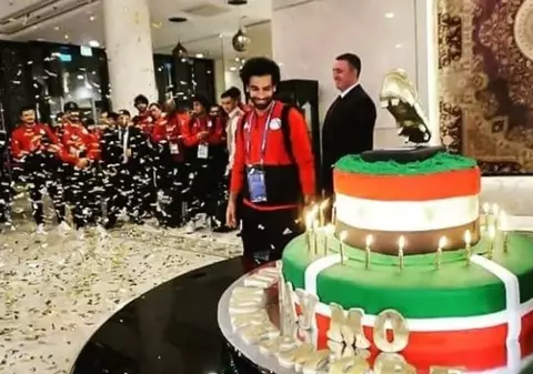 Mohamed Salah a primit un tort de 100 de kilograme de ziua lui | VIDEO