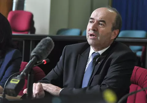 Propunerea lui Tudorel Toader privind abuzul în serviciu: prag și dezincriminare parțială. USR: ”Dragnea scapă de condamnare”. PSD vrea mai mult (surse)