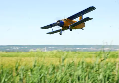 UPDATE: Un avion utilitar a aterizat forțat în Băleni, județul Galați. Două persoane au fost rănite. Aparatul de zbor a lovit un camion/ GALERIE FOTO