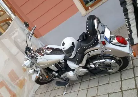 Un polițist din Brașov a fost lovit de un motociclist. Tânărul a intrat cu motocicleta printre pietoni în Piața Sfatului