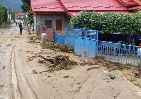 Zeci de gospodării au fost inundate de o viitură, la Vaideeni. Județul Vâlcea este sub avertizare cod portocaliu de inundații/ FOTO&VIDEO