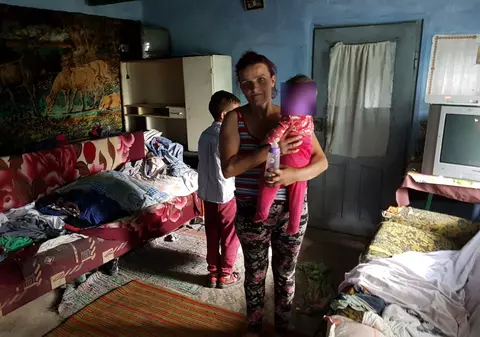 REPORTAJ/Viața de coșmar a fetițelor din Vaslui găsite în comă alcoolică. Mama își bătea copiii și îi încuia în beci, cu șobolanii - FOTO&VIDEO