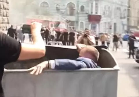 VIDEO| Viceprimarul unui oraș din Ucraina a fost aruncat într-un tomberon de gunoi