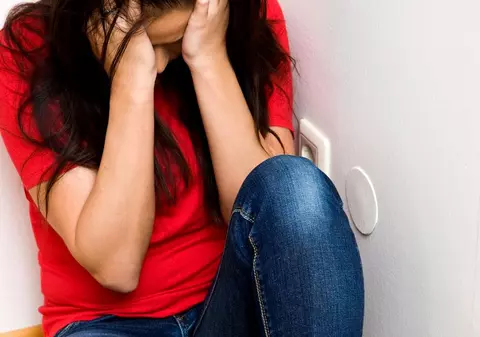 O fată violată de tatăl ei vitreg riscă 20 de ani de închisoare. Cum s-a ajuns aici