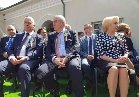 Viorica Dăncilă și Călin Popescu Tăriceanu au mers la sfințirea Mănăstirii Dealu. Sâmbătă la miting, duminică la biserică