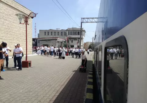 Aproape 1.000 de constănțeni vin cu două trenuri la mitingul PSD din București