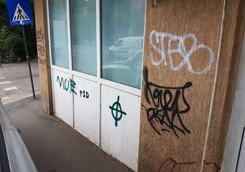 Sediul PSD Sector 2, vandalizat. Svastica nazistă, desenată pe fereastră. Nassar: ”E deja a doua oară”