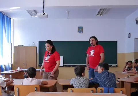 VIDEO/ Singuri acasă, împreună la centrele “Salvați Copiii”. Părinții, înlocuiți de psihologi și asistenți sociali