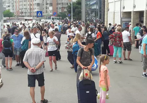 Aventura la Neversea 2018. În Gara Constanța turiștii sunt întâmpinați de taximetriștii puși pe jecmăneală și de șuții ”cu mâini agere”