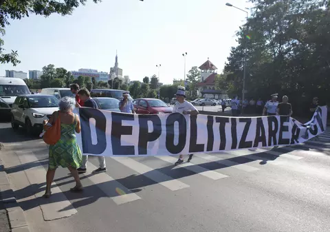 Protest la Fântâna Miorița din București. Oamenii au blocat trecerea de pietoni, în semn de protest față de ultimele modificări ale codurilor penale
