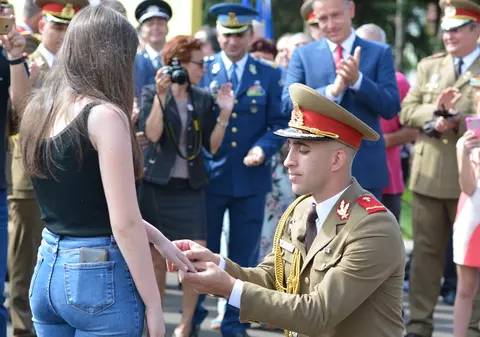 VIDEO/ Cerere în căsătorie cu final neaşteptat, la AFT Sibiu. Un tânăr absolvent i-a cerut mâna iubitei. Reacția ministrului Fifor