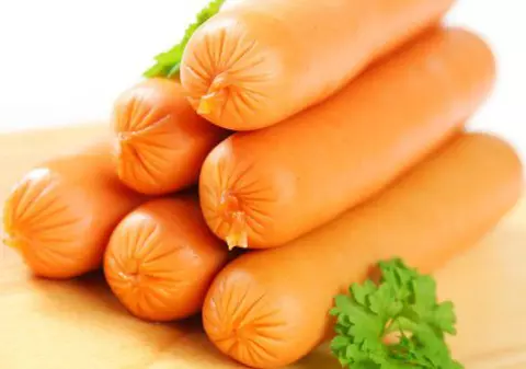 Câte E-uri se găsesc în crenvurști. Lista celor mai dăunătoare produse din România