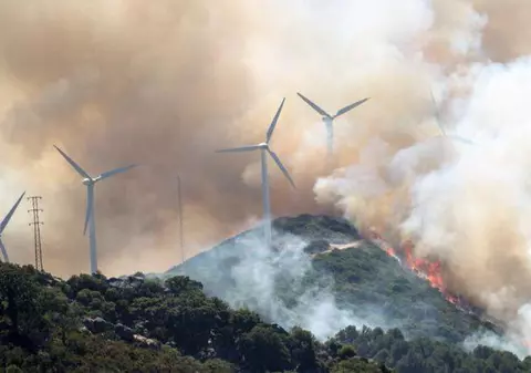 FOTO | Incendii de vegetaţie în Spania. Autoritățile intervin cu avioane și elicoptere de stingere
