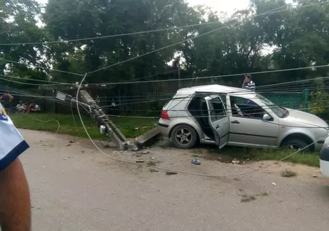 UPDATE/ Un autoturism cu copii a "secerat" un stâlp de electricitate, în Dâmbovița. Mașina era condusă de un băiat de 14 ani/ FOTO