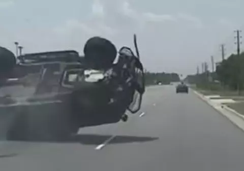 VIDEO | Momentul dramatic în care o tânără urmărită în trafic de poliție este aruncată din mașină