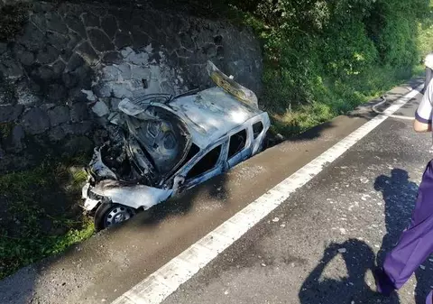 Accident grav în Hunedoara. O maşină a ars şi doi copii sunt printre victime