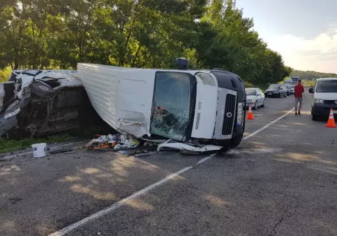 Accident grav în Podeni, județul Suceava. Șapte persoane au fost rănite. Traficul este blocat pe DN2