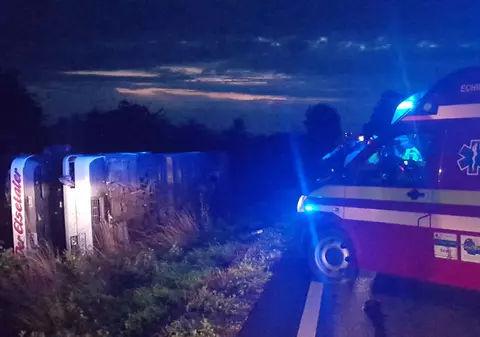 UPDATE/ Un autocar cu copii s-a răsturnat în Suceava. 16 copii şi un adult au fost duşi la spital