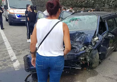 Accident cu opt răniți, pe Valea Oltului, după ce un șofer a intrat în depășire într-o curbă