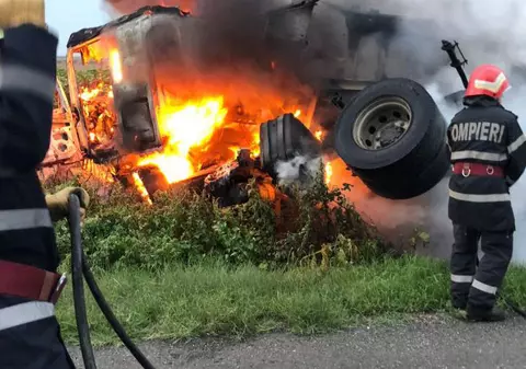 Accident mortal în Ialomiţa. Un camion a luat foc după un impact devastator cu o maşină
