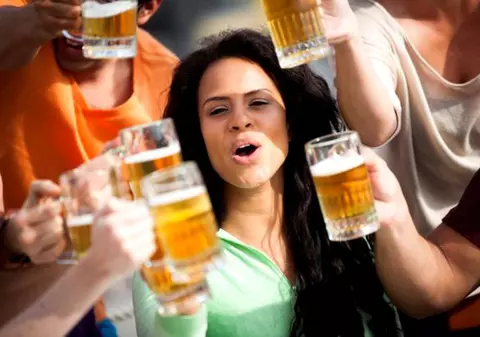 O tânără din Iași s-a prefăcut moartă după ce a provocat un accident. Furase mașina, băuse și nu avea permis