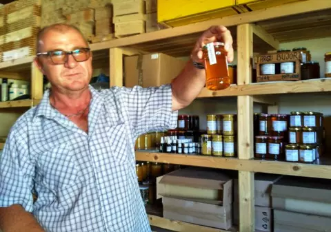 Un bărbat din Galați a devenit apicultor în Italia dintr-o întâmplare. Ce a pățit în România, când s-a întors
