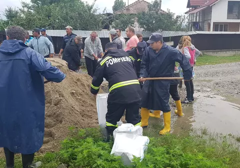 Aproape 70 de oameni au fost evacuați din case în Băbeni, Vâlcea. Râul Bistrița a ieșit din matcă