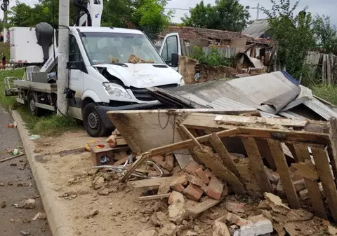 O autoutilitară a Enel Distribuție a dărâmat o locuință din chirpici improvizată, la Arad. O femeie a fost rănită