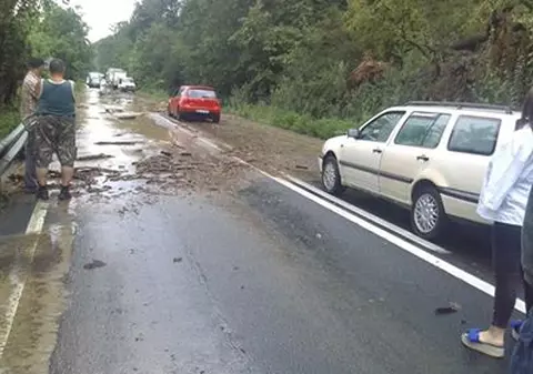 DN 7 este blocat de aluviuni în județul Arad. Mai multe gospodării au fost inundate, iar o mașină a fost luată de viitură