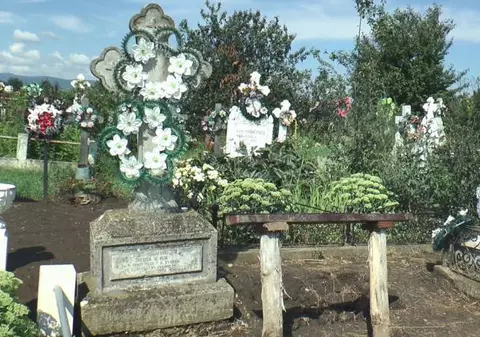 Au furat crucea soacrei din cimitir. Monumentul din beton are jumătate de tonă