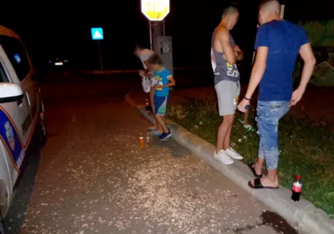 4.000 de lei amenda pentru cojile de semințe de pe jos. Cinci tineri din Galați, amendați de Poliție
