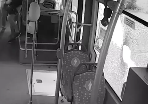 Autobuz atacat cu pietre, la Iași. Un individ a spart geamurile și a semănat panică printre călători |VIDEO