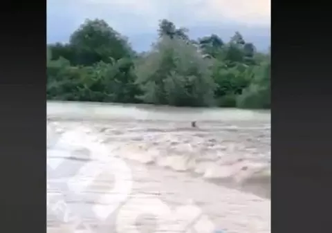 Bărbat luat de viitură în Răcari, Dâmbovița. S-a aventurat într-un râu ieșit din matcă / VIDEO