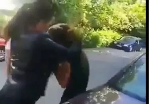O fată de 14 ani a fost bătută cu crengi, în Cluj. A ajuns la spital cu leziuni serioase