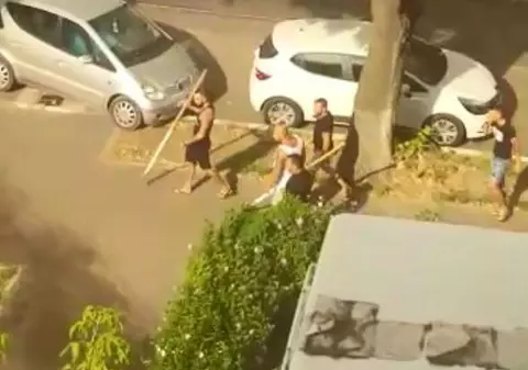 Bătaie la Galați, după un scandal la o frizerie. Un client a ignorat coada (VIDEO)