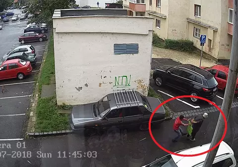 UPDATE: Bătrână jefuită în plină stradă la Brașov. Doi suspecți au fost identificați de Poliție / VIDEO