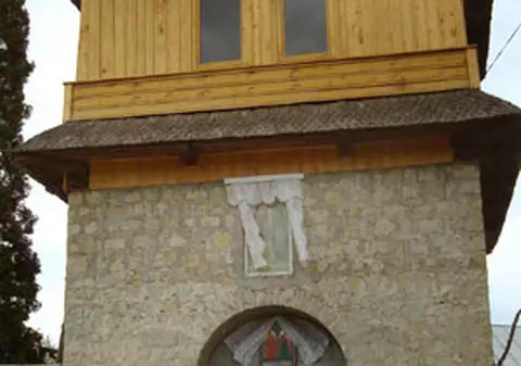 Biserică din Bacău, arsă într-un incendiu. Pompierii au venit cu trei autospeciale