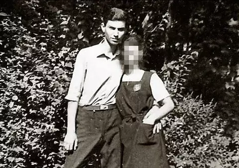 Cum arăta Cristi Borcea la liceu. La 16 ani era idolul elevelor de la ”Industrial 26” din București. Ce dedicații le făcea fetelor