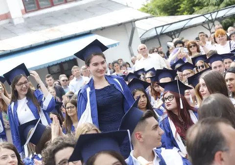 REPORTAJ/ Cinci absolvente ale Colegiului Hașdeu din Buzău au ocupat primele locuri la Medicină. Pornesc la drum cu gândul că ”lucrurile se vor schimba în România” până termină studiile