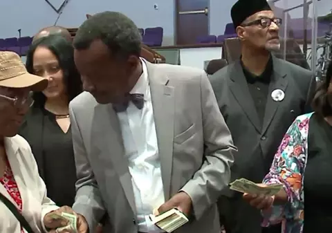 Un candidat la primăria din Chicago a împărţit 300.000 de dolari unei mulţimi, la biserică | VIDEO