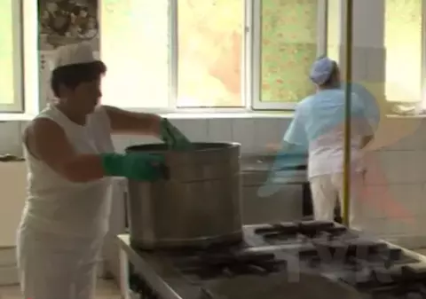Nevoiașii din Buzău pierd hrana gratuită, dacă nu muncesc în folosul comunității