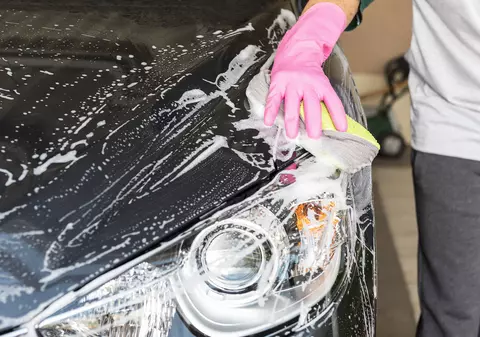 Cazuri de sclavie modernă descoperite în spălătoriile auto din Marea Britanie. Mulți români se numără printre victime