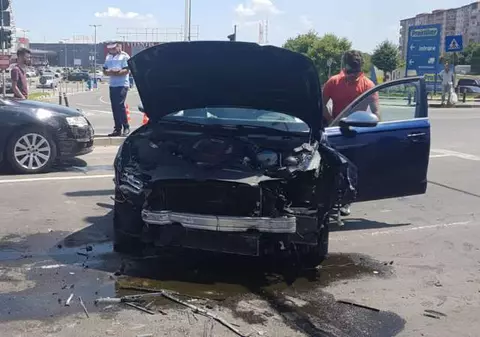 Carambol cu cinci mașini, duminică, lângă Târgul Vitan. Două persoane au fost rănite