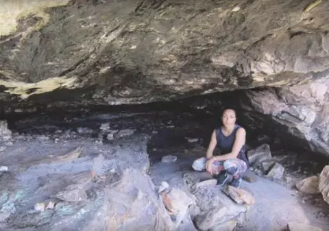 FOTO | Povestea uimitoare a unei fete care a crescut într-o peșteră, a vânat pentru a mânca și a ucis un băiațel pentru a supraviețui