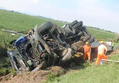 Român erou în Italia după ce și-a răsturnat intenționat camionul pentru a evita rănirea altor oameni