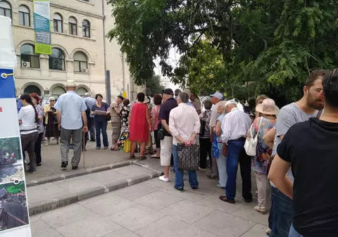 S-a format coadă la Universitate, pentru semnarea petiției "Fără penali în funcții publice"