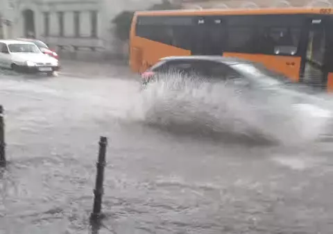 Cod portocaliu de ploi torențiale în Vrancea. Va ploua cu găleata în Galați și în alte două județe din țară