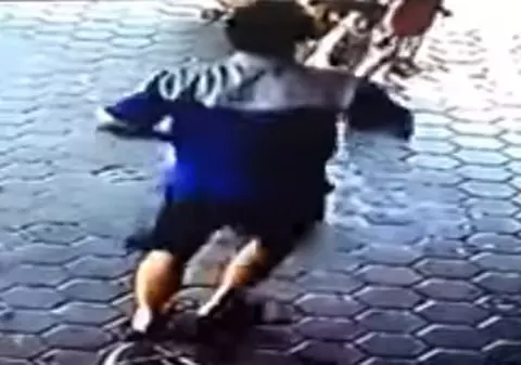 VIDEO | Reacția uimitoare a unui tată care a văzut cum o mașină se îndreaptă cu viteză spre copiii lui